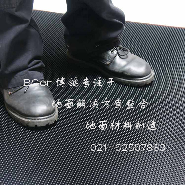 工作人員踩在消毒墊上，進行鞋底消毒、除污演示