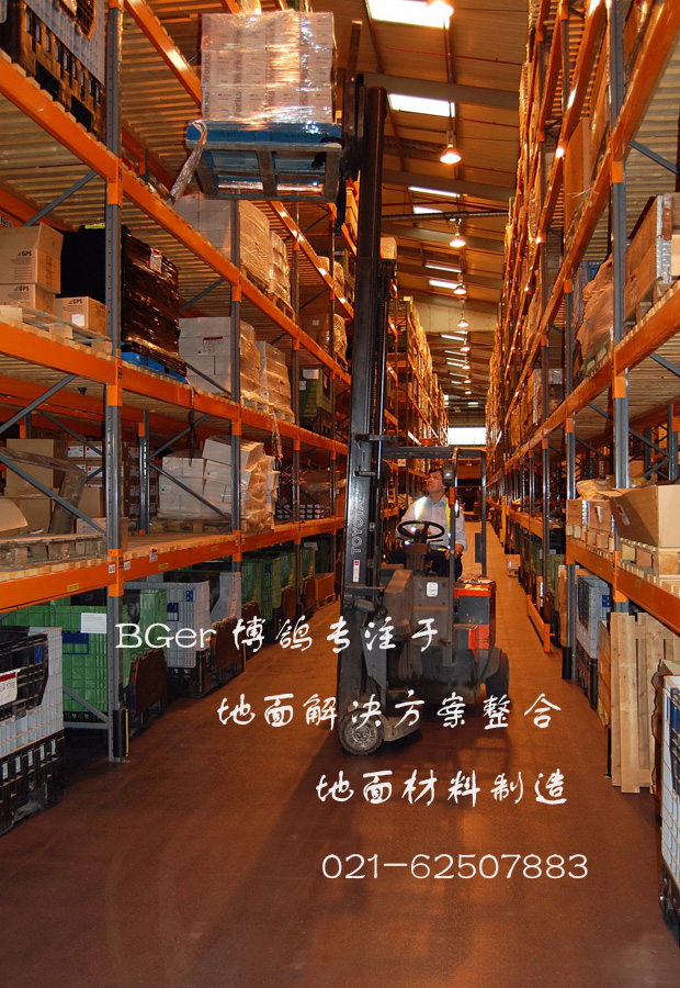 托盤車在鋪裝倉庫地板材料后的地面作業(yè)，更高效和安全
