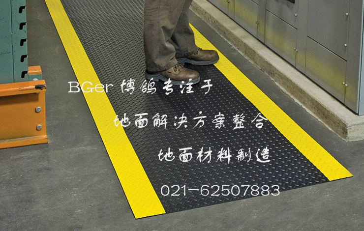 輕型工業(yè)防滑地墊，黑色人字形表紋+黃邊-圖一